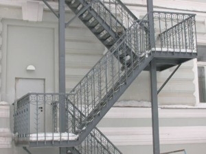 Пожарные лестницы- обеспечение техники безопасности